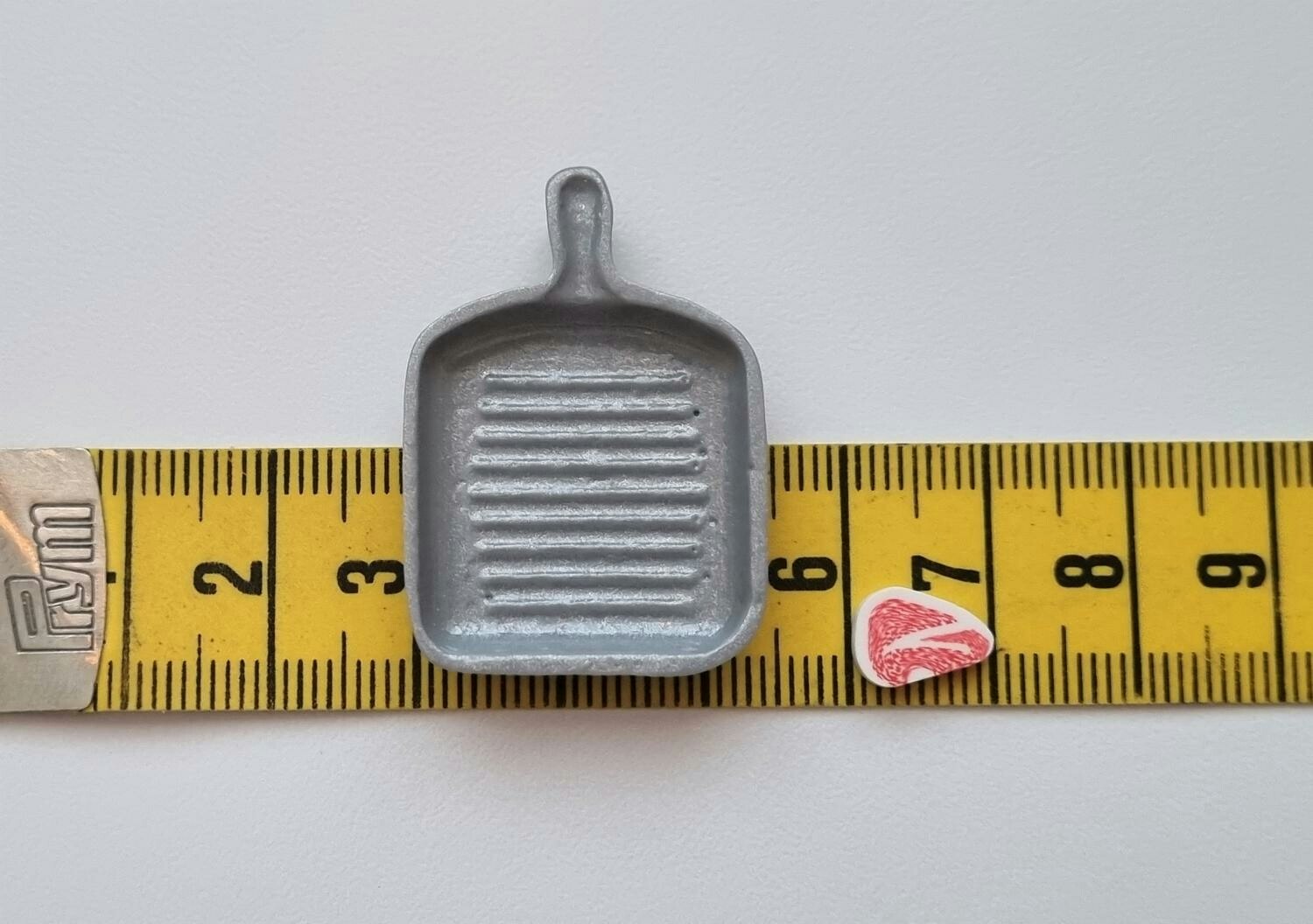 Räfflad stekpanna med köttbit. Miniatyrer för tittskåp, dockskåp (variant 2)