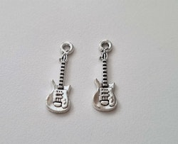 2 st silverfärgade små gitarrer. Berlocker / charms / miniatyrer