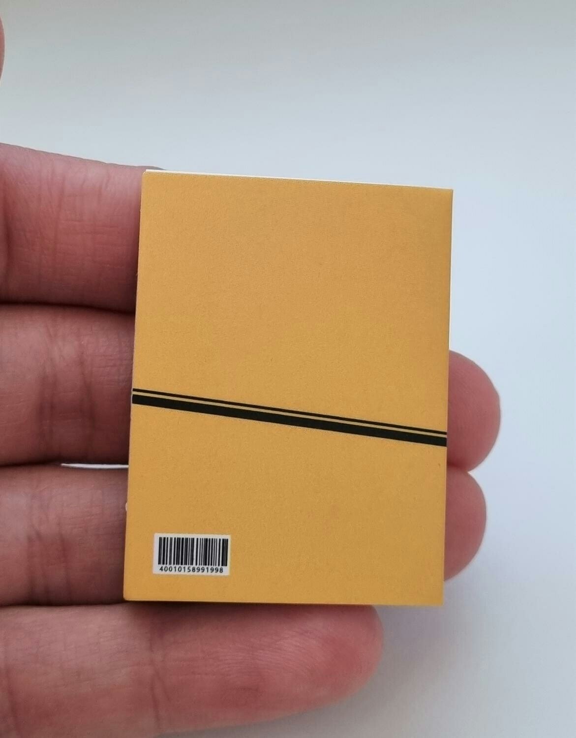 1 st Miniatyrbok, minibok för tittskåp / dockskåp med mera (bok 29)