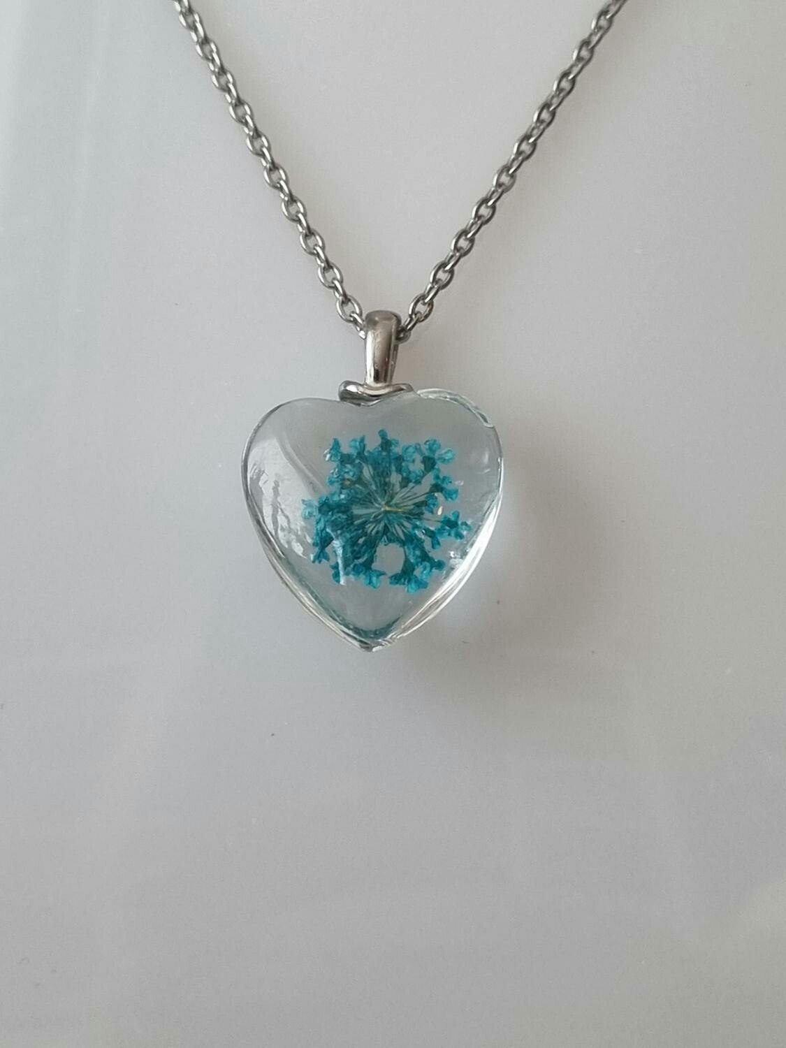 Halsband med hjärtformad glasberlock (50 cm lång kedja) - Blå