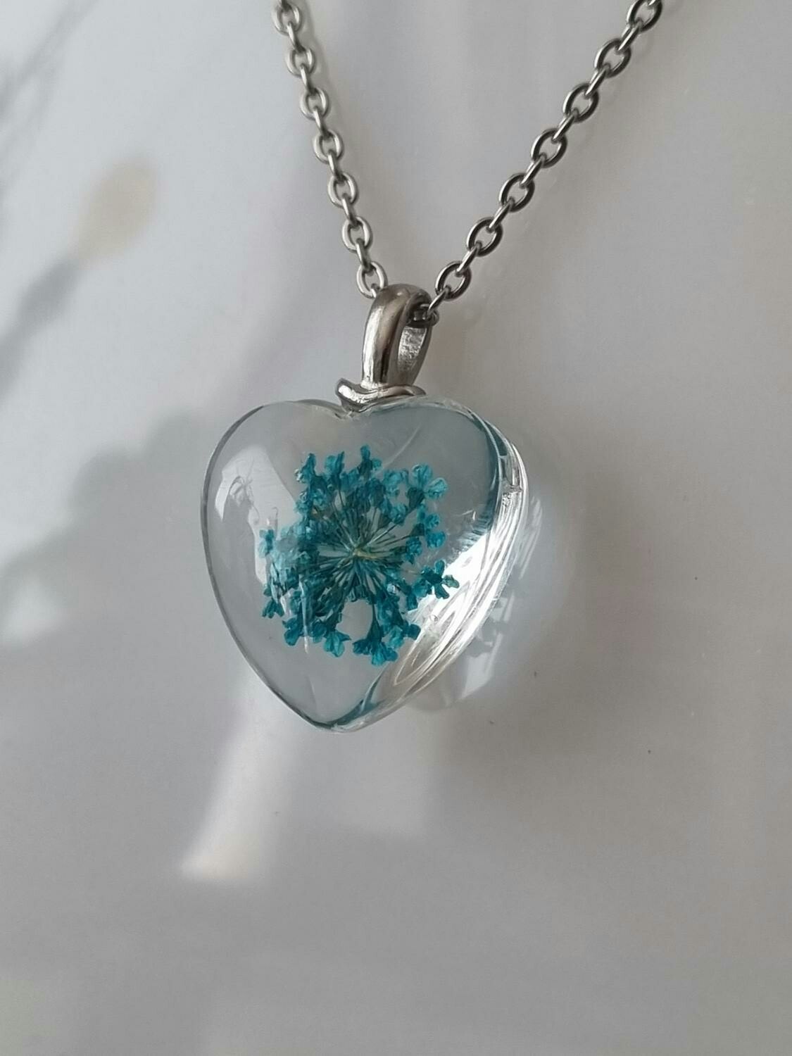 Halsband med hjärtformad glasberlock (50 cm lång kedja) - Blå