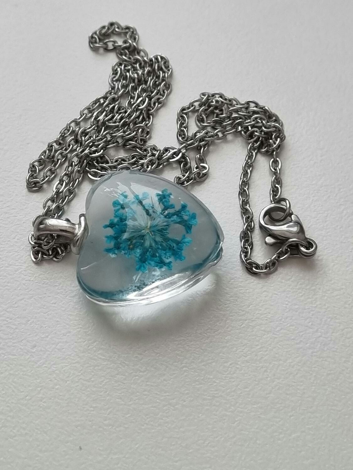 Halsband med hjärtformad glasberlock (50 cm lång kedja) - Blå