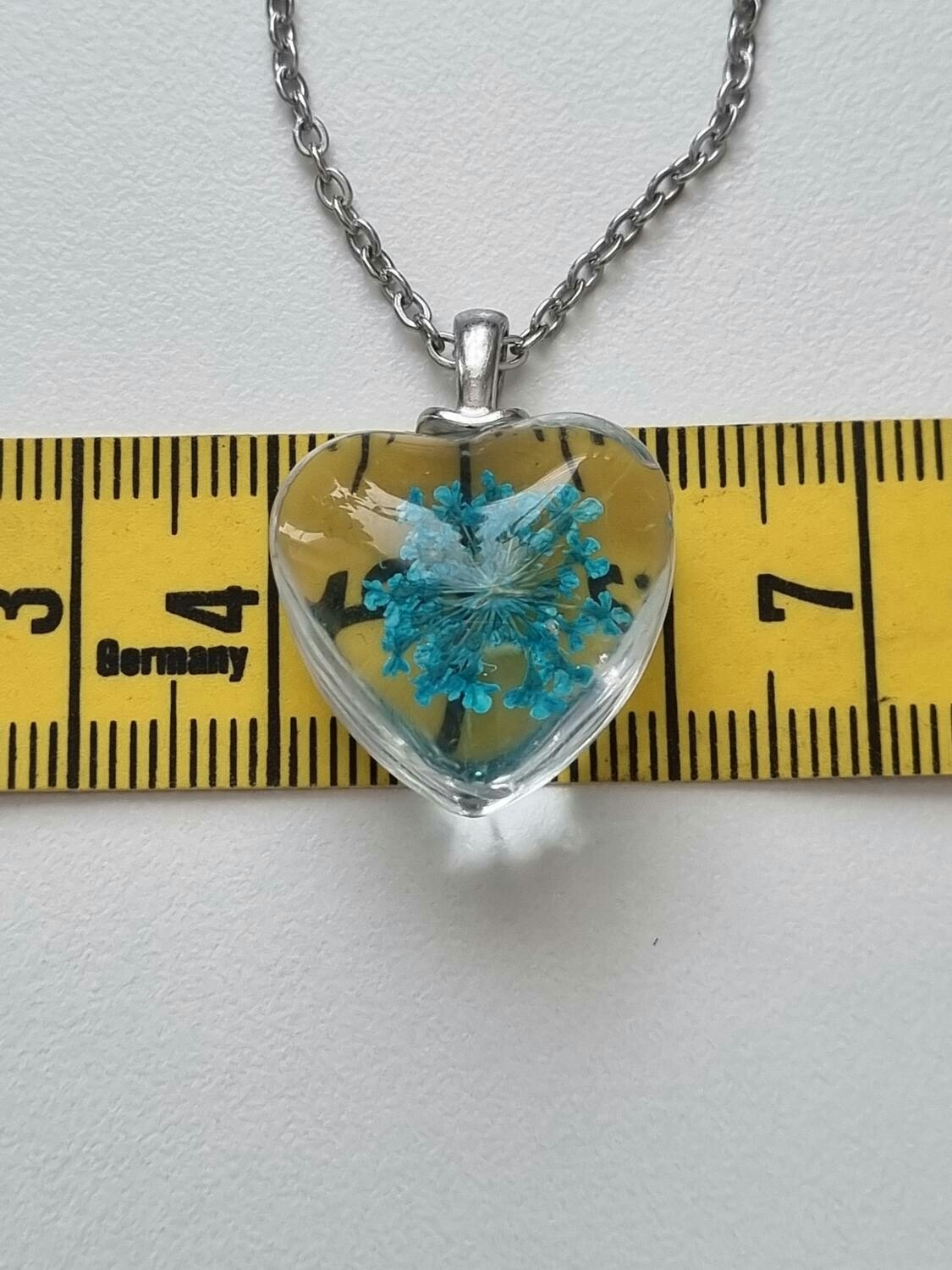 Halsband med hjärtformad glasberlock (50 cm lång kedja) - Blå