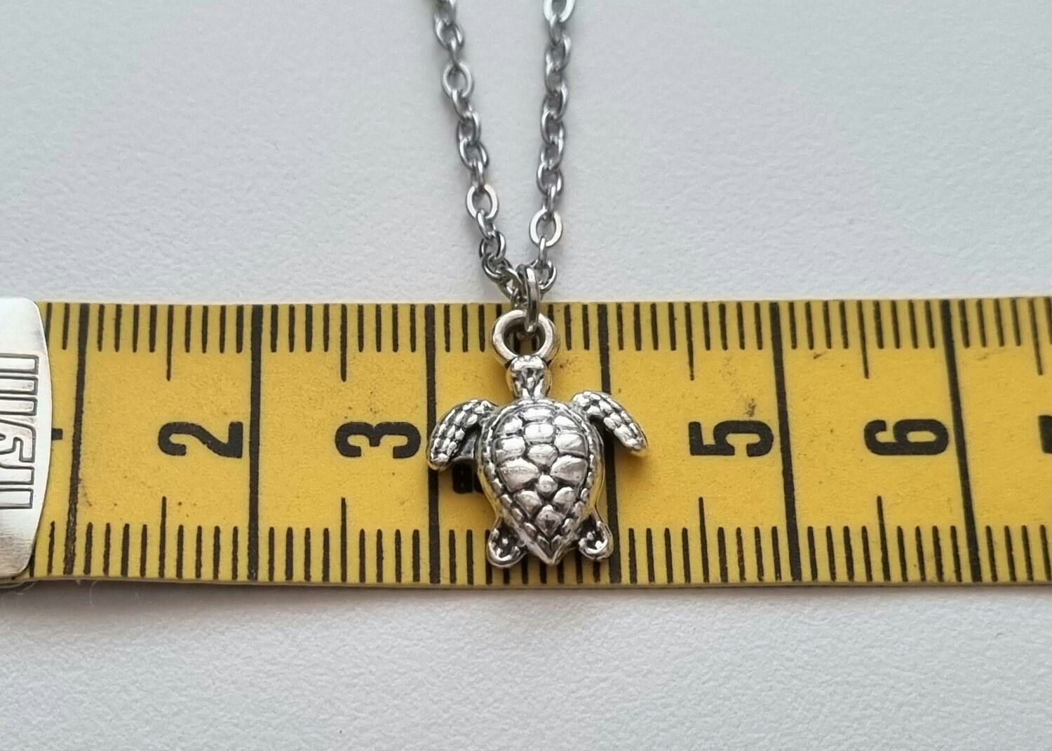 Halsband (45 cm) i rostfritt stål med söt berlock - Sköldpadda
