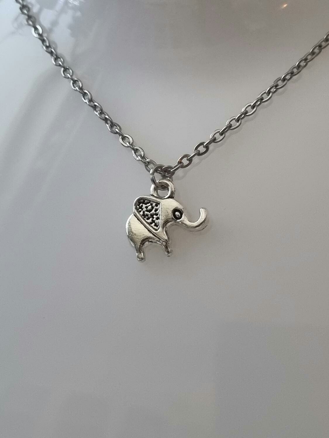 Halsband (55 cm) i rostfritt stål med söt berlock - Elefant