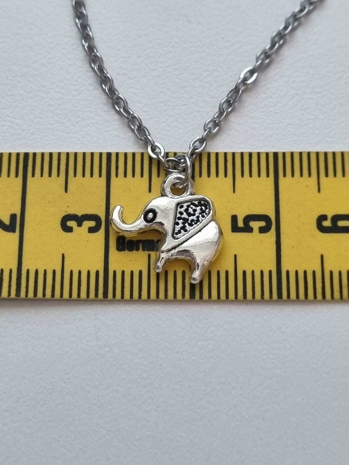 Halsband (55 cm) i rostfritt stål med söt berlock - Elefant