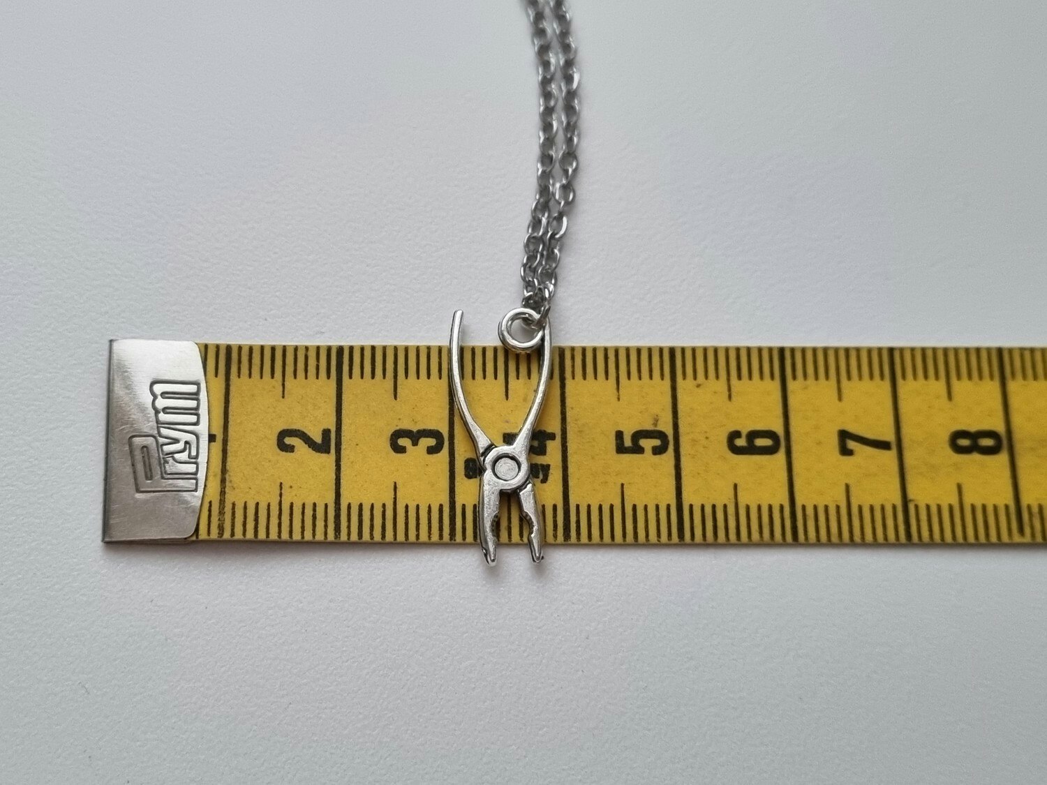 Silverfärgat halsband med en tång