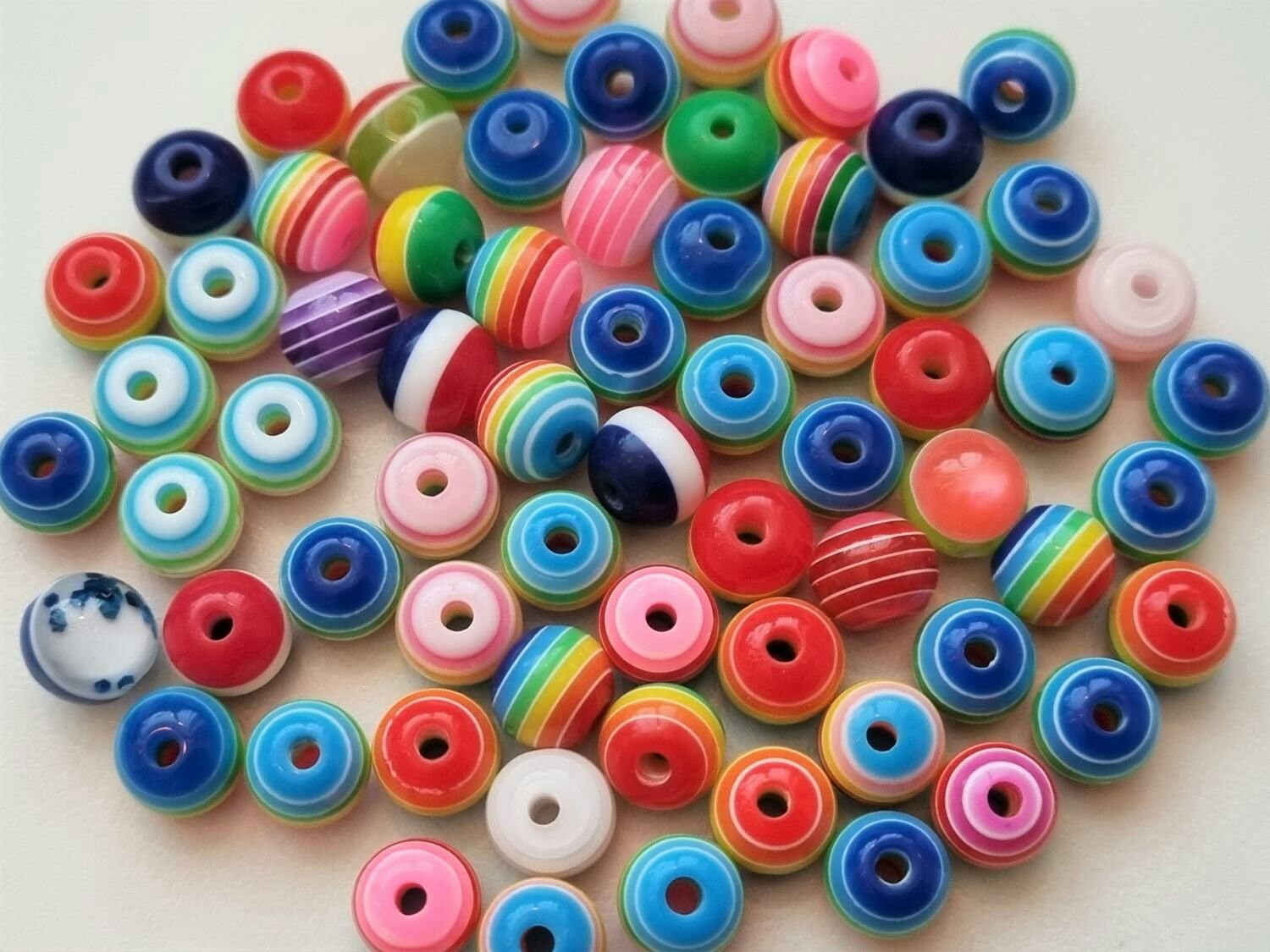50 st pärlor i varierande vackra färger (8 mm)