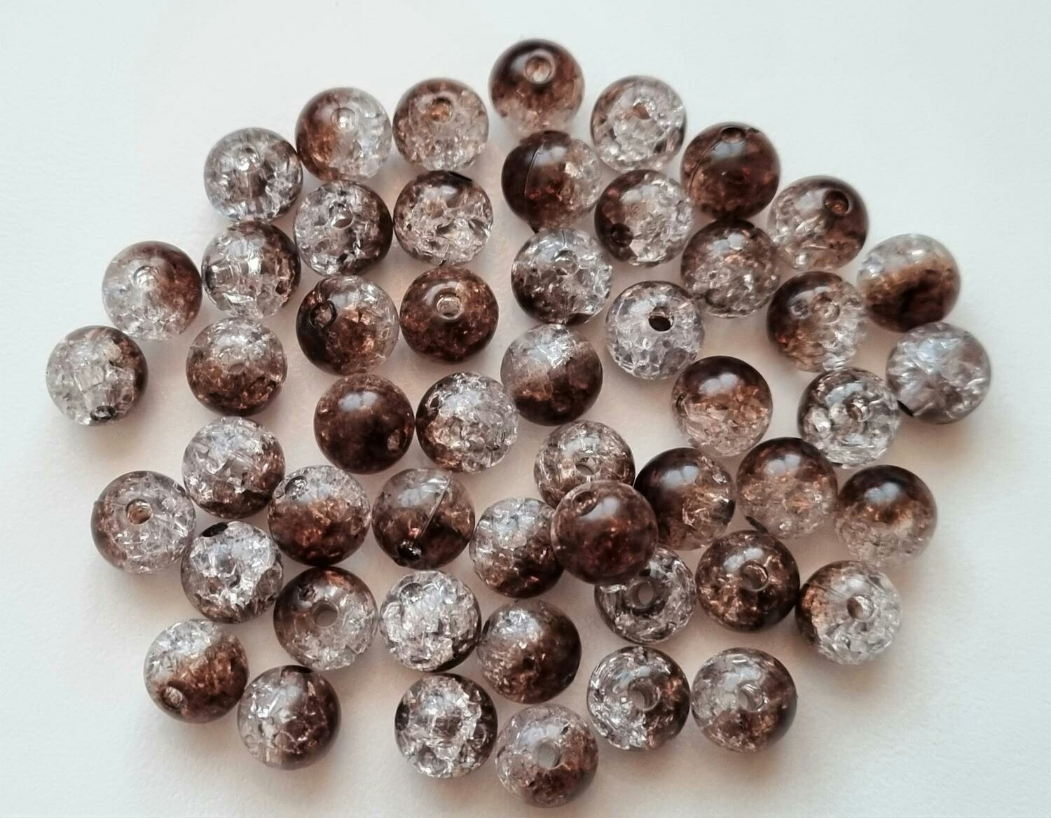 50 st brun/vita krackelerade pärlor i (8 mm)