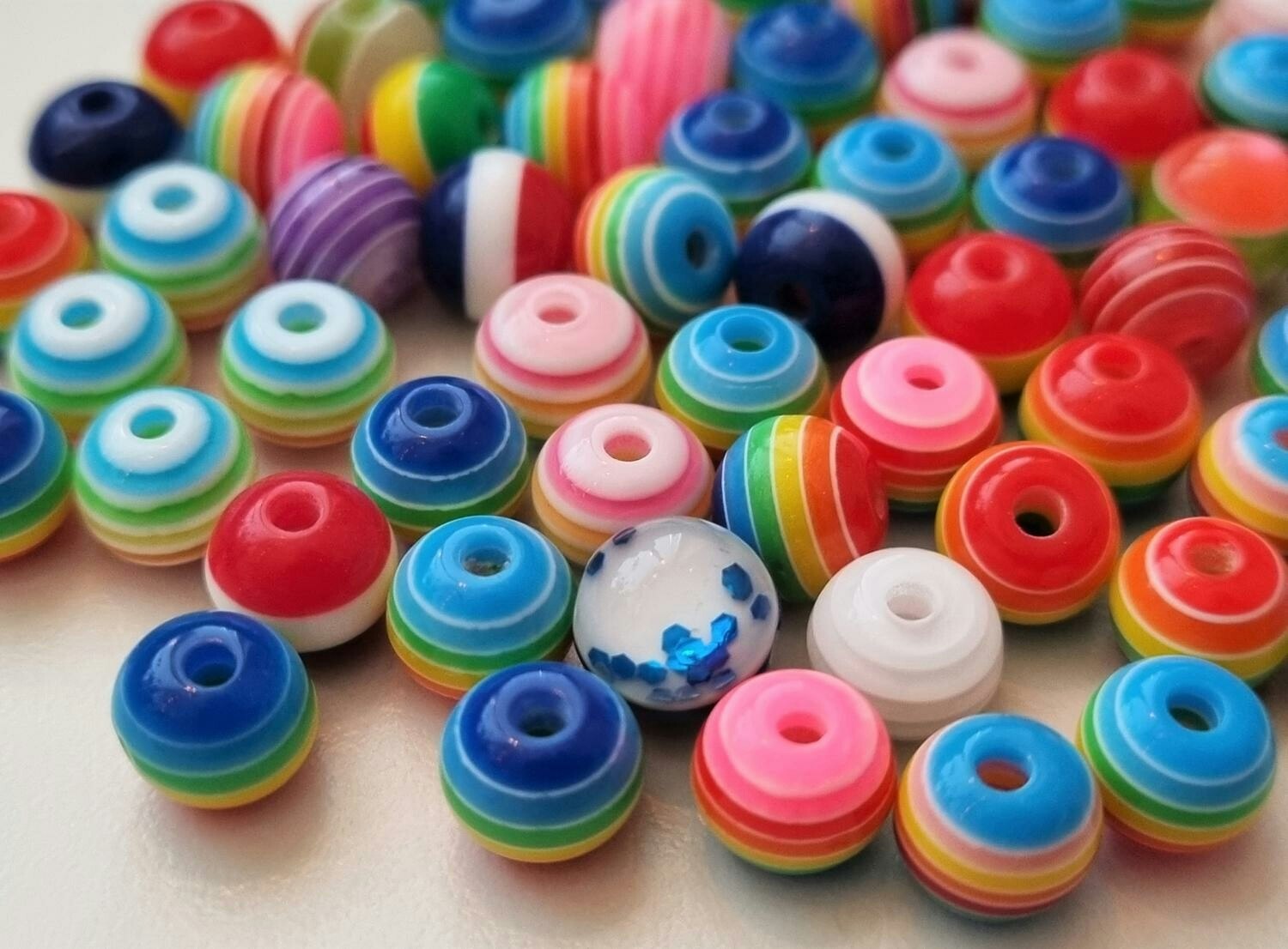 50 st pärlor i varierande vackra färger (8 mm)