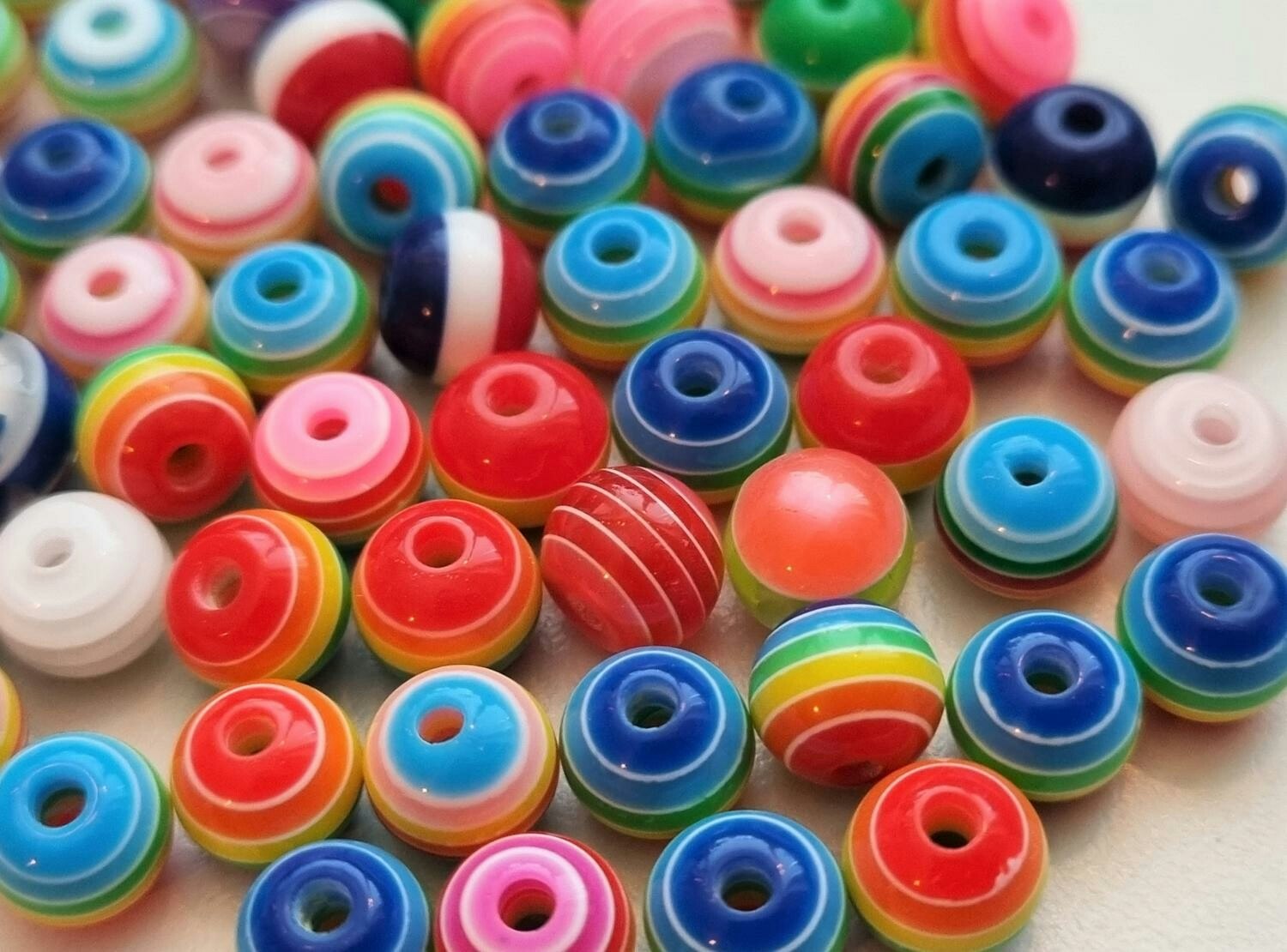50 st pärlor i varierande vackra färger (8 mm)