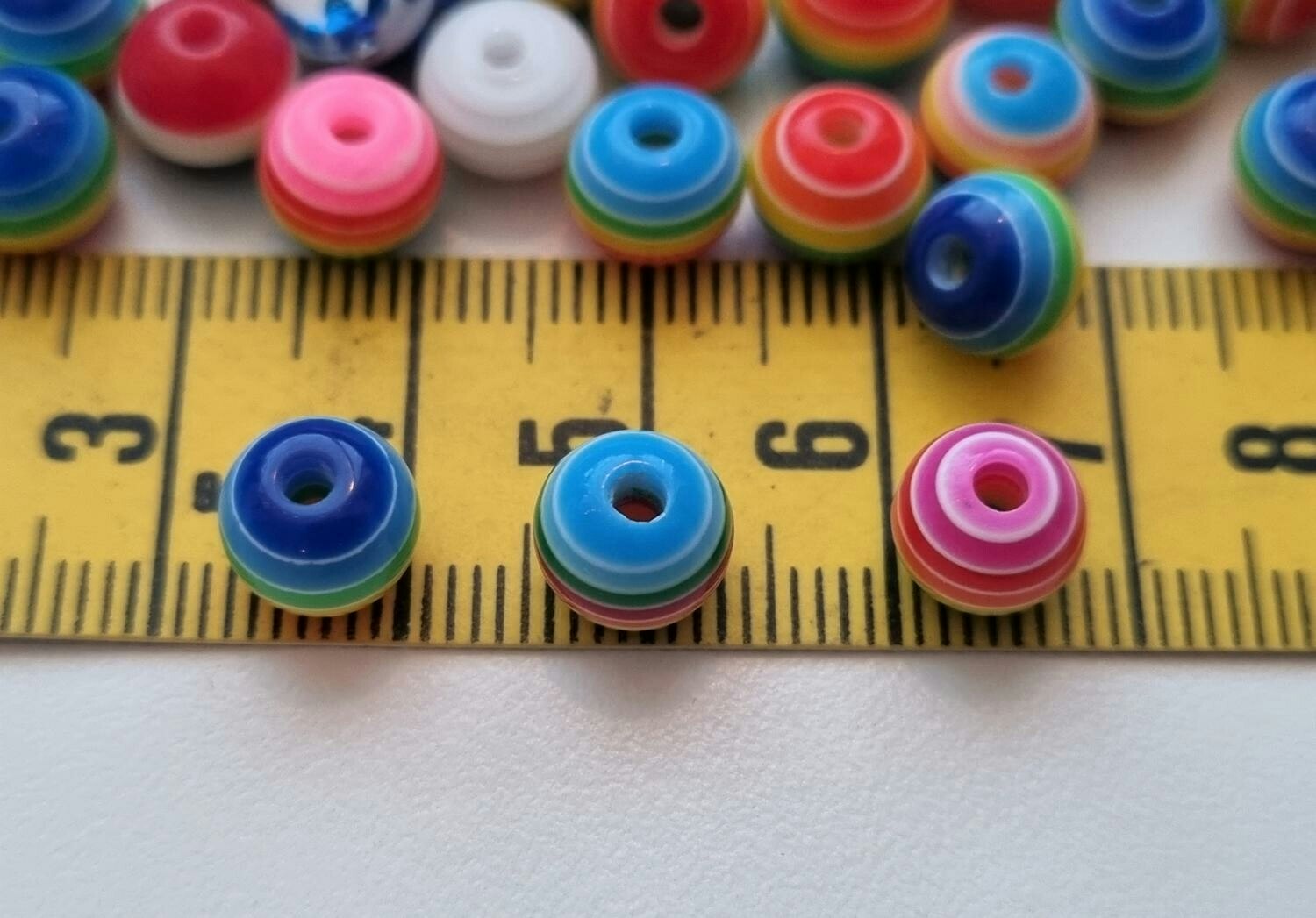 50 st pärlor i varierande vackra färger (8 mm)