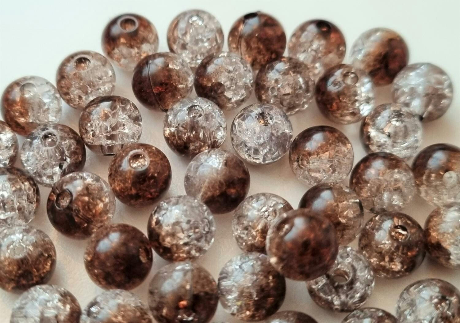 50 st brun/vita krackelerade pärlor i (8 mm)