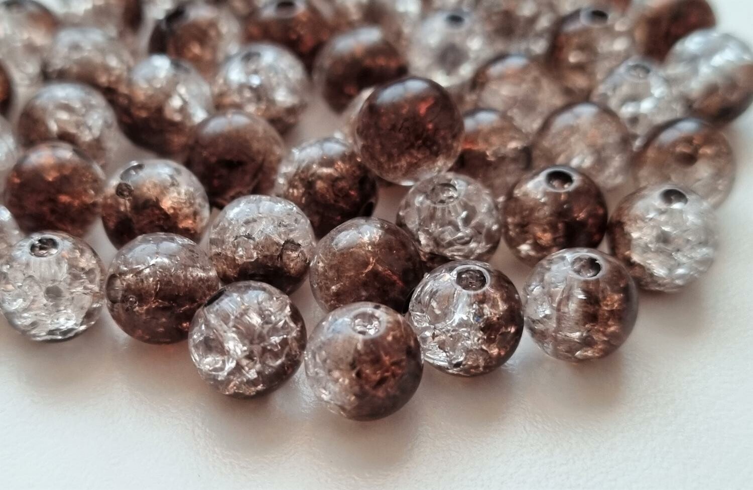 50 st brun/vita krackelerade pärlor i (8 mm)