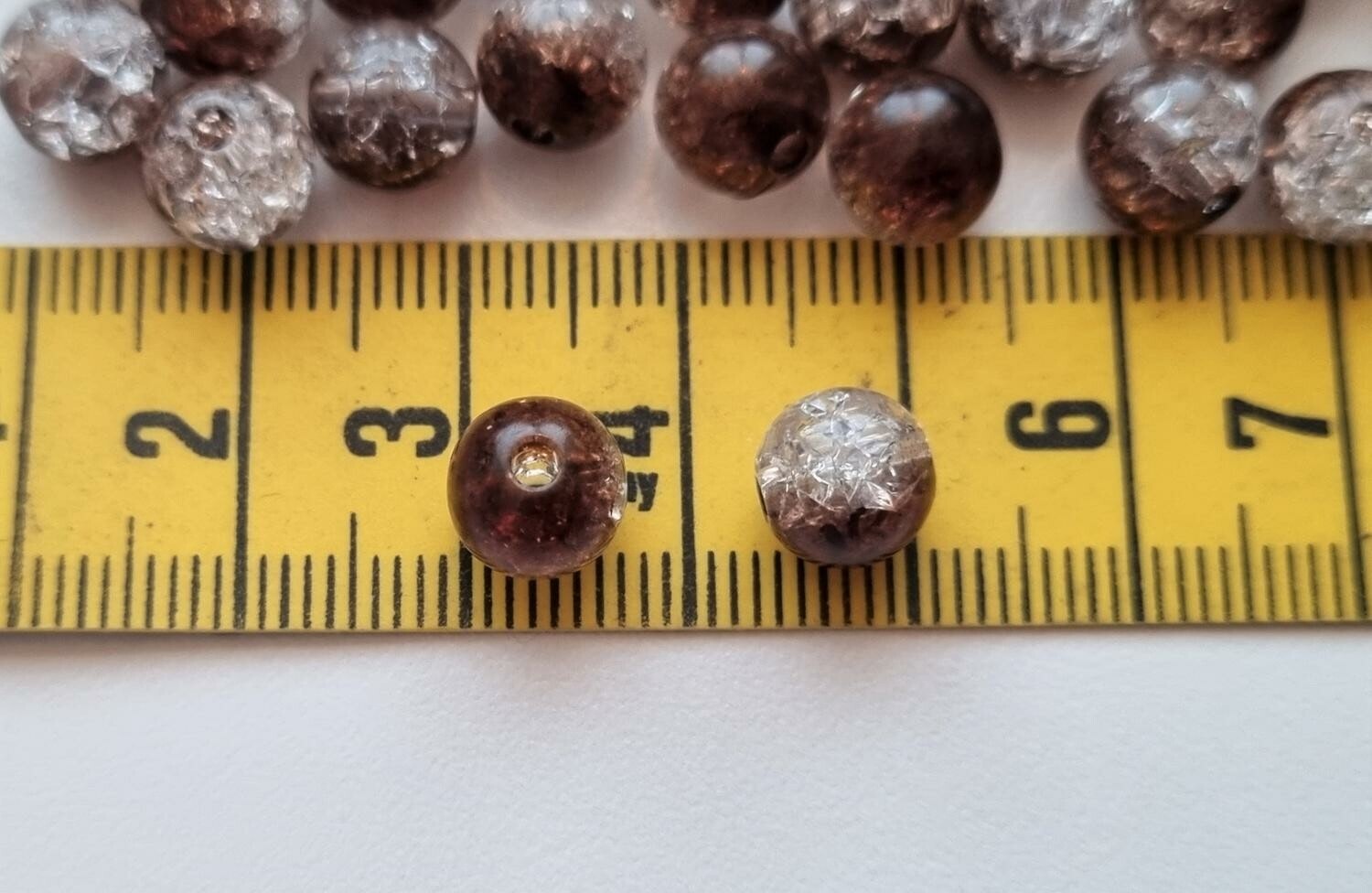 50 st brun/vita krackelerade pärlor i (8 mm)