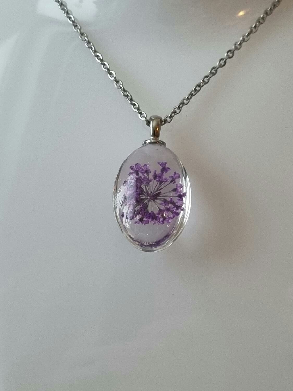 Halsband med fin berlock i glas (lila)
