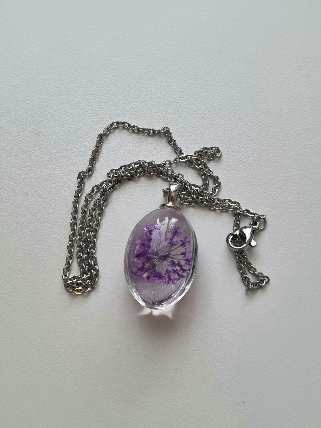 Halsband med fin berlock i glas (lila)