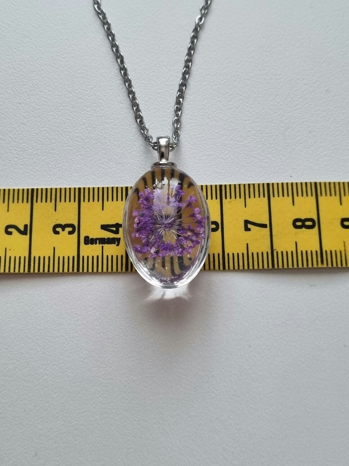 Halsband med fin berlock i glas (lila)
