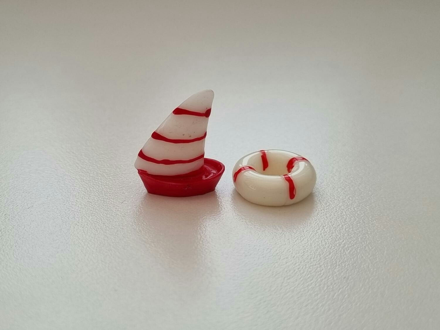 Miniatyrer / figuriner för dockskåpet, tittskåp (segelbåt och badring)