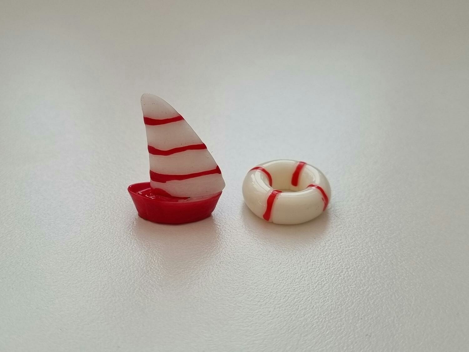 Miniatyrer / figuriner för dockskåpet, tittskåp (segelbåt och badring)