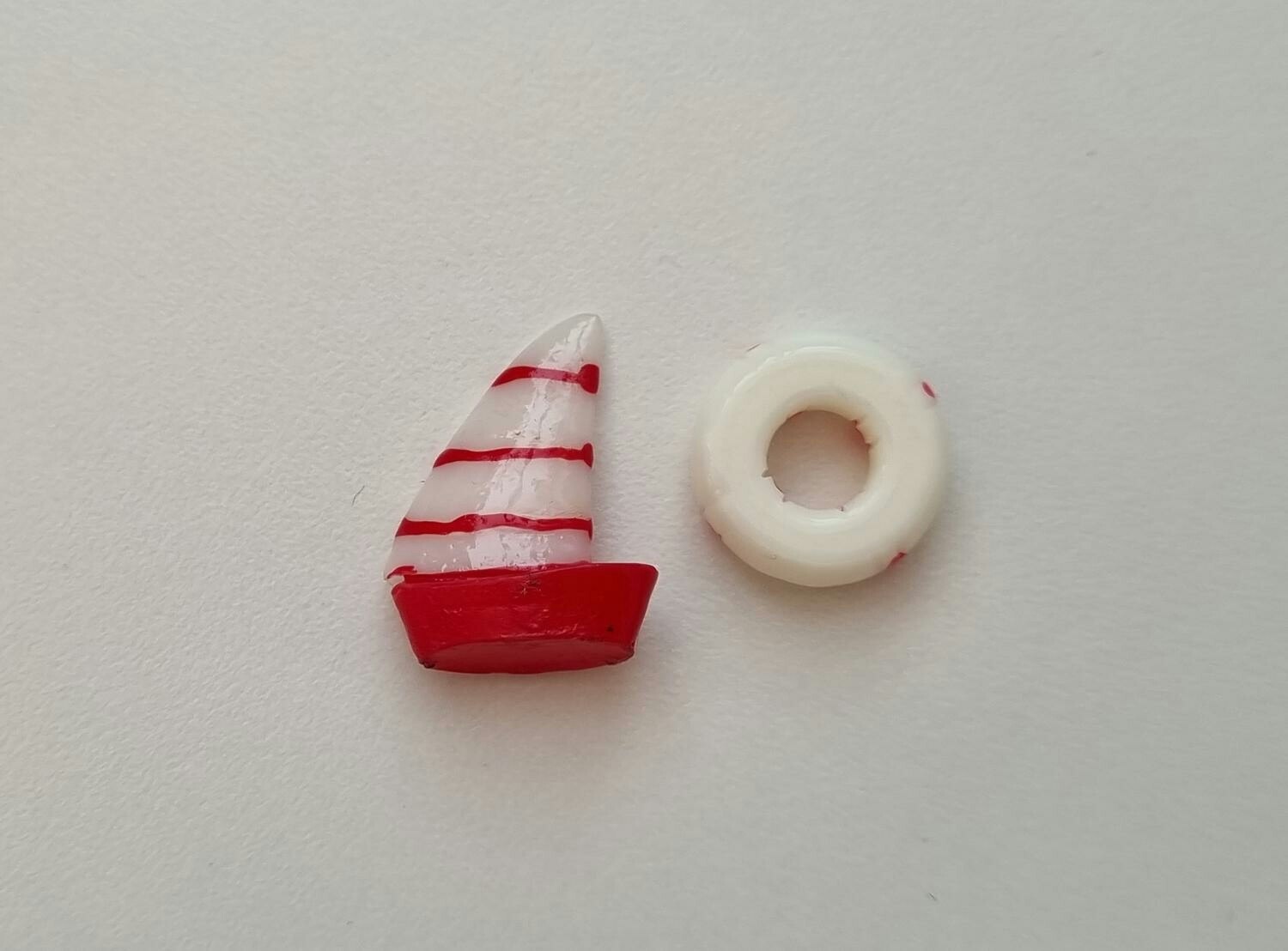 Miniatyrer / figuriner för dockskåpet, tittskåp (segelbåt och badring)