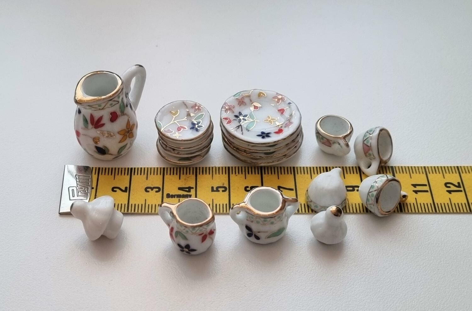 Dockskåpsservice / miniatyrservice (17 delar) i keramik. För dockskåp / tittskåp