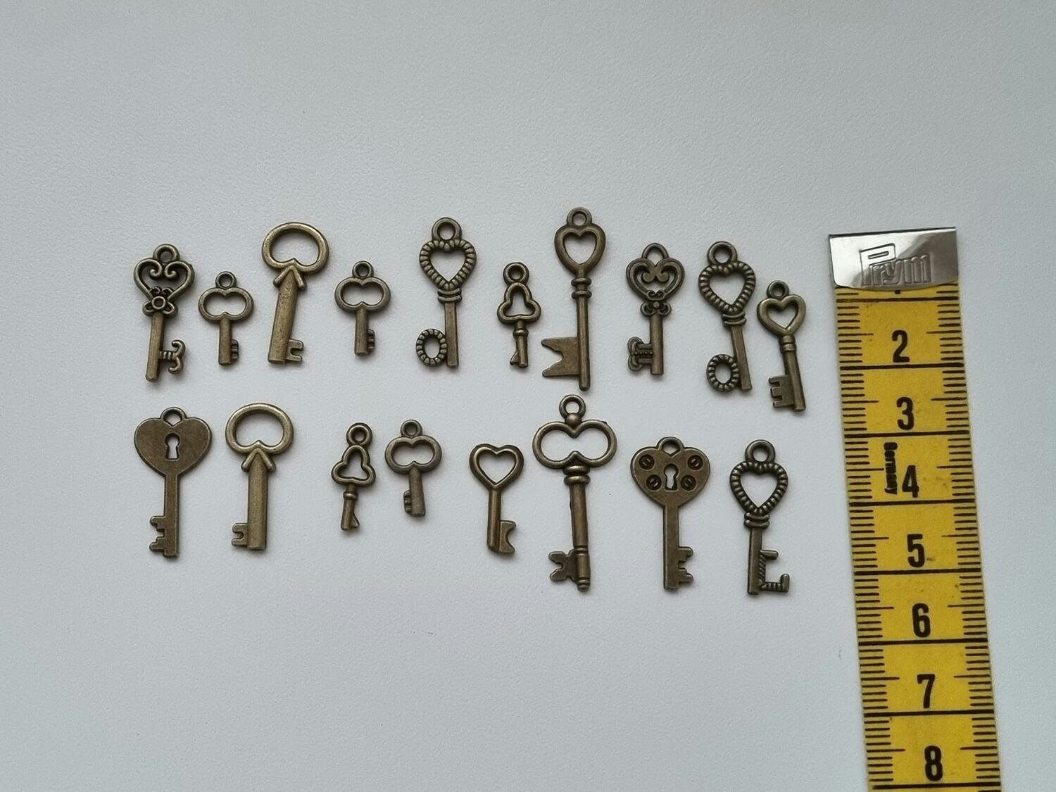 18 st nycklar, retro nycklar, antikliknande nycklar berlocker