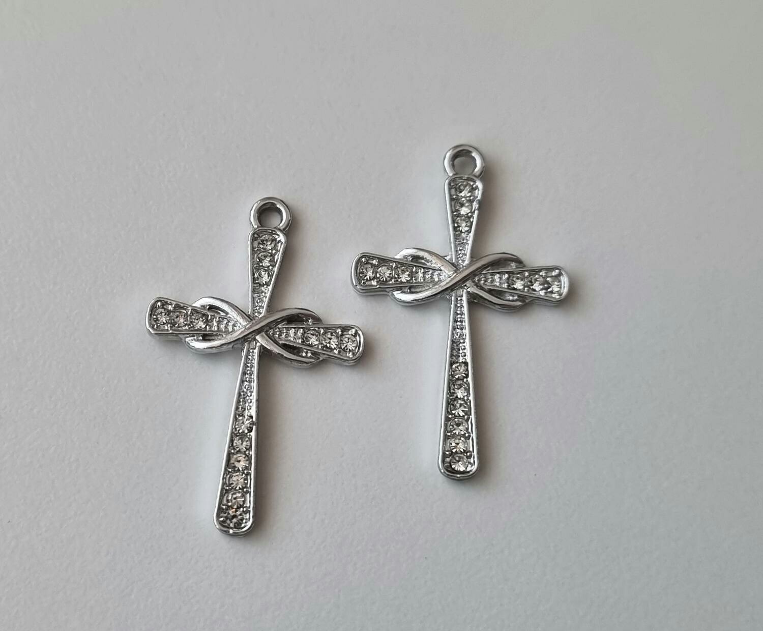 2 st Kors berlocker / charms (silverfärgade)
