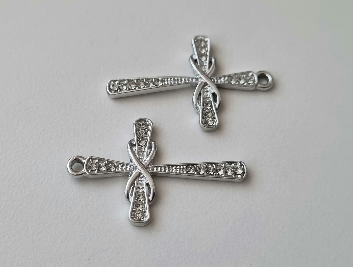 2 st Kors berlocker / charms (silverfärgade)