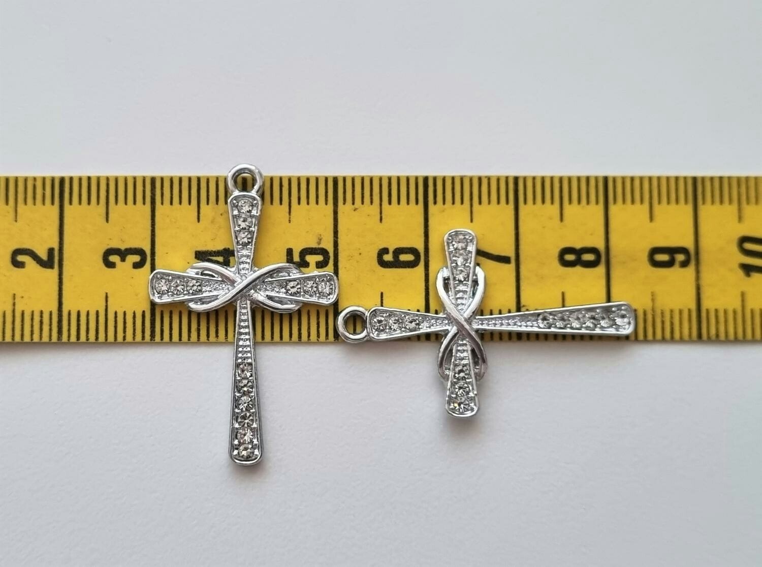 2 st Kors berlocker / charms (silverfärgade)