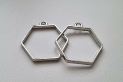 2 st Hexagon chams / berlock (silverfärgade, 28x27 mm)