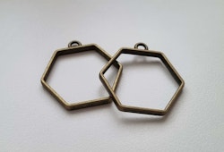 2 st Hexagon chams / berlock (bronsfärgade, 28x27 mm)