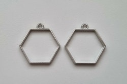 2 st Hexagon chams / berlock (silverfärgade, 28x27 mm)