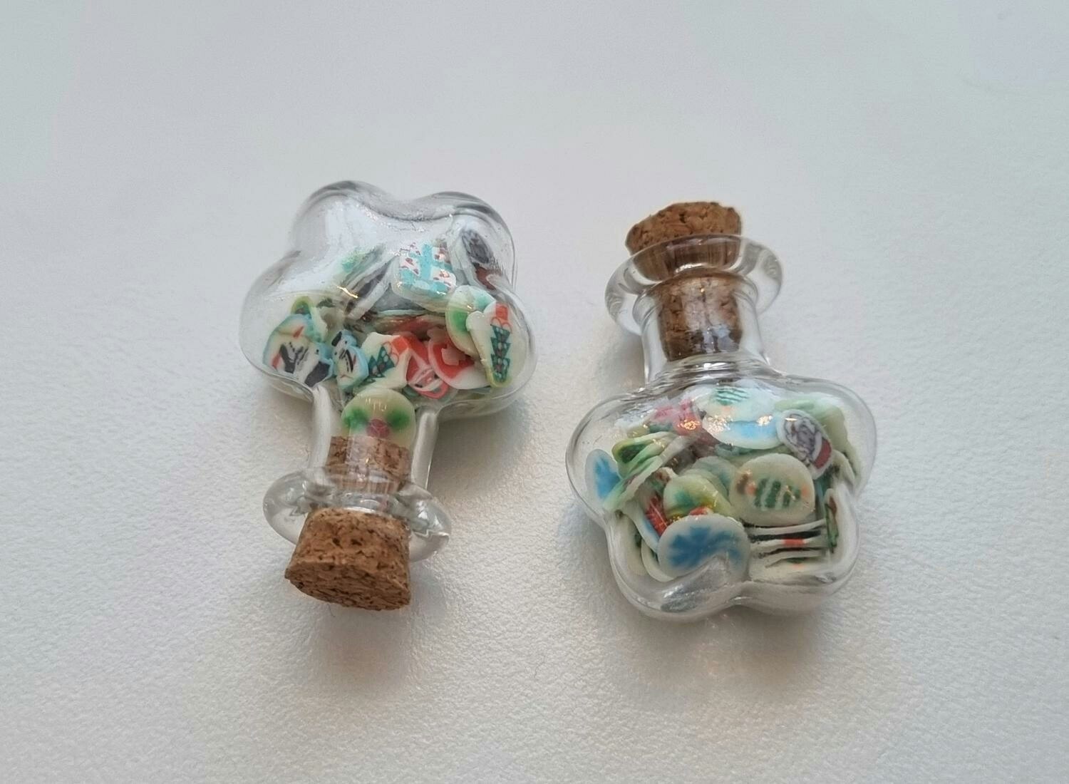 2 st små glasflaskor, flaskor med kork miniatyrer glasburkar
