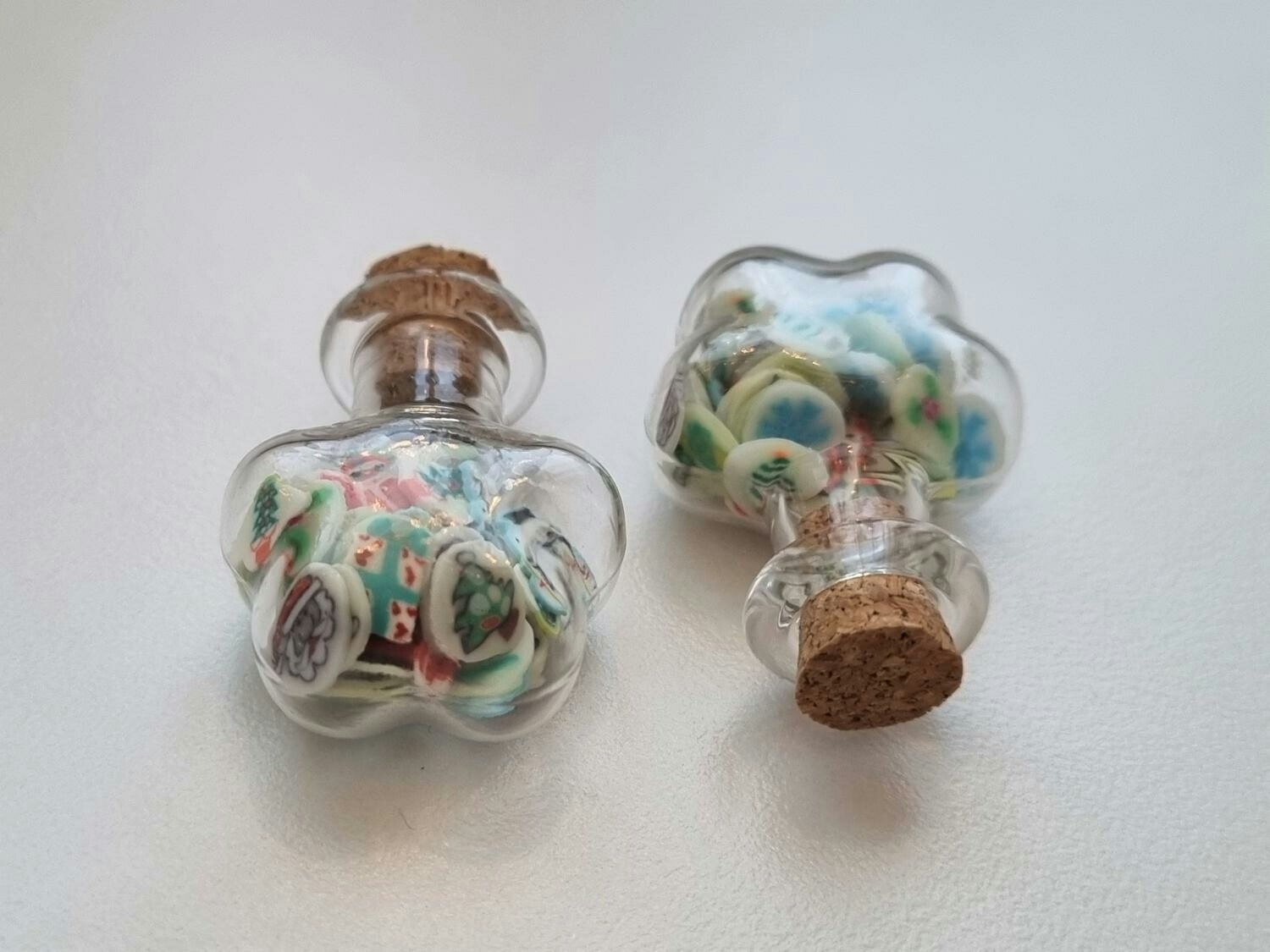 2 st små glasflaskor, flaskor med kork miniatyrer glasburkar