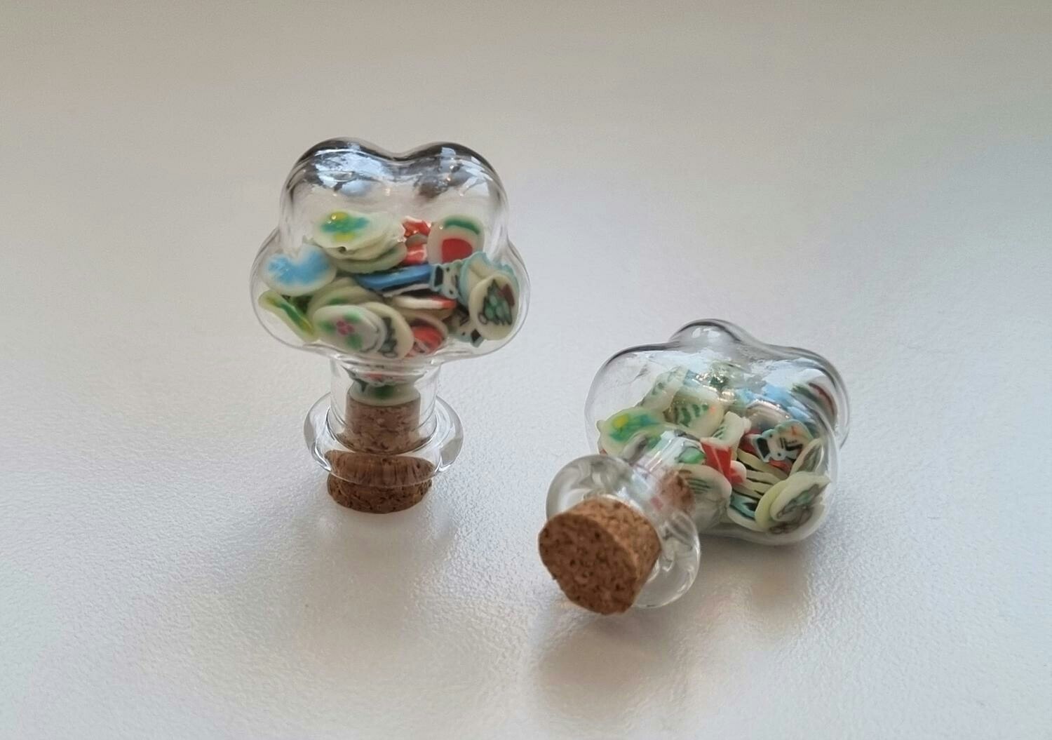 2 st små glasflaskor, flaskor med kork miniatyrer glasburkar