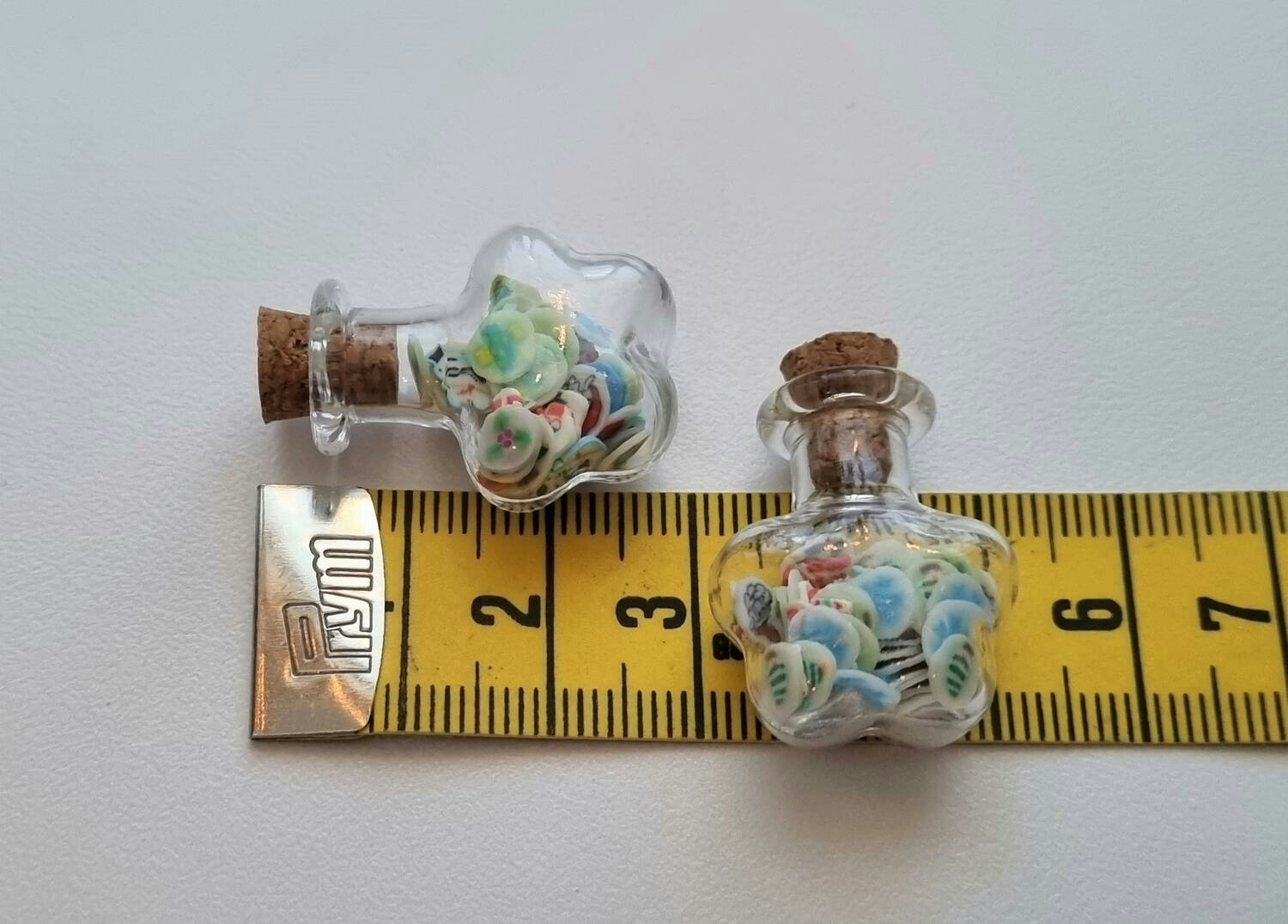 2 st små glasflaskor, flaskor med kork miniatyrer glasburkar