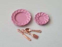 2 st rosa fat i keramik samt 3 bestick. Miniatyrer till dockskåp, tittskåp