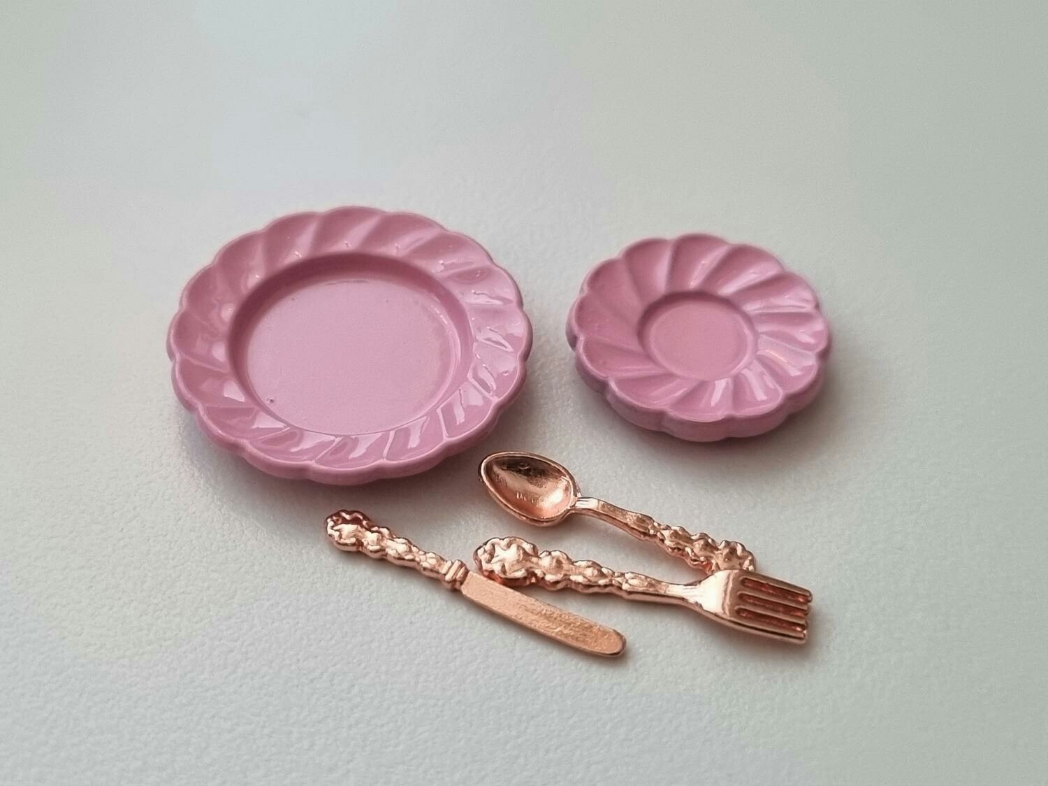 2 st rosa fat i keramik samt 3 bestick. Miniatyrer till dockskåp, tittskåp