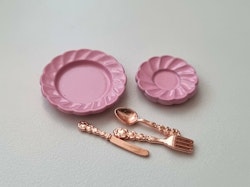 2 st rosa fat i keramik samt 3 bestick. Miniatyrer till dockskåp, tittskåp