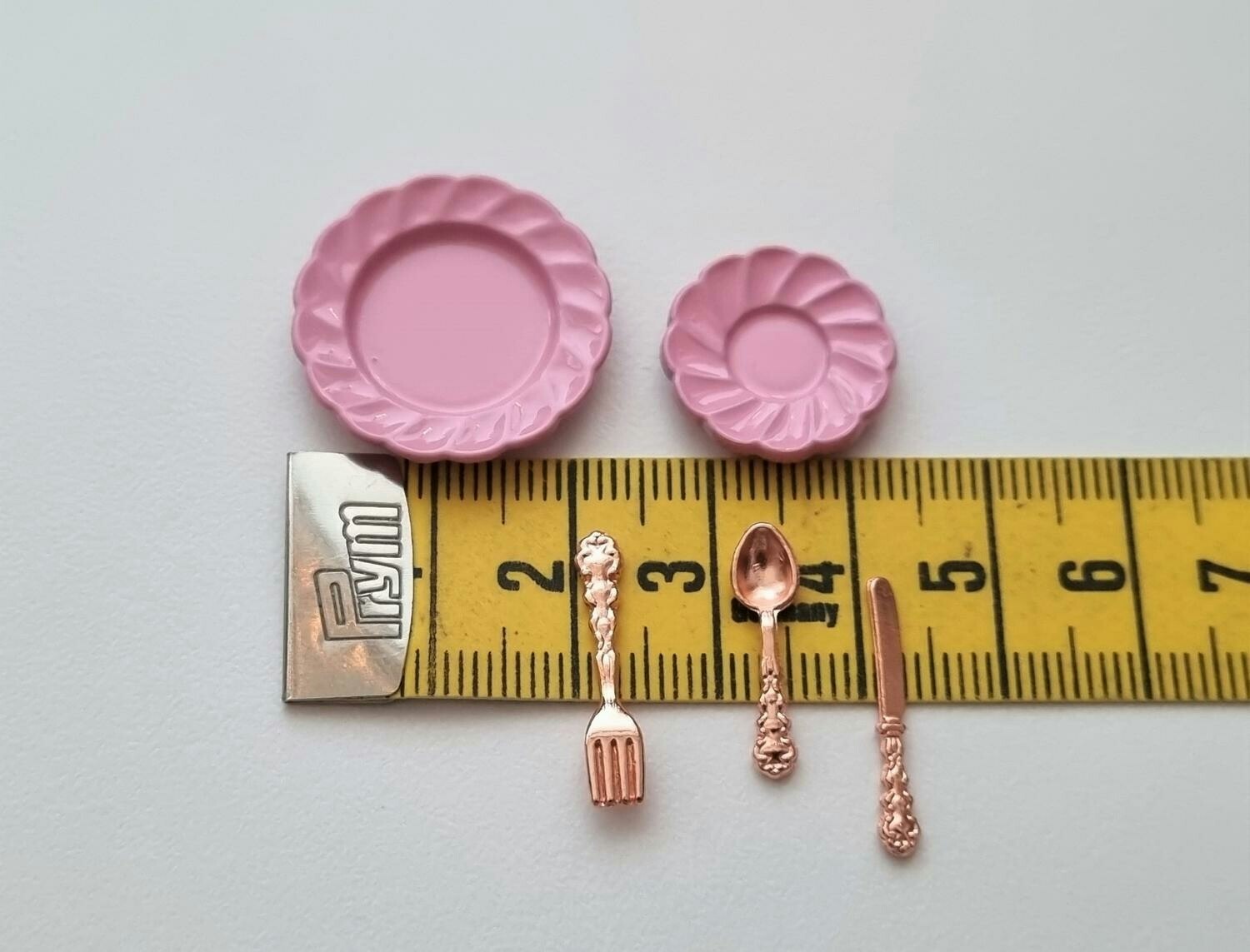 2 st rosa fat i keramik samt 3 bestick. Miniatyrer till dockskåp, tittskåp
