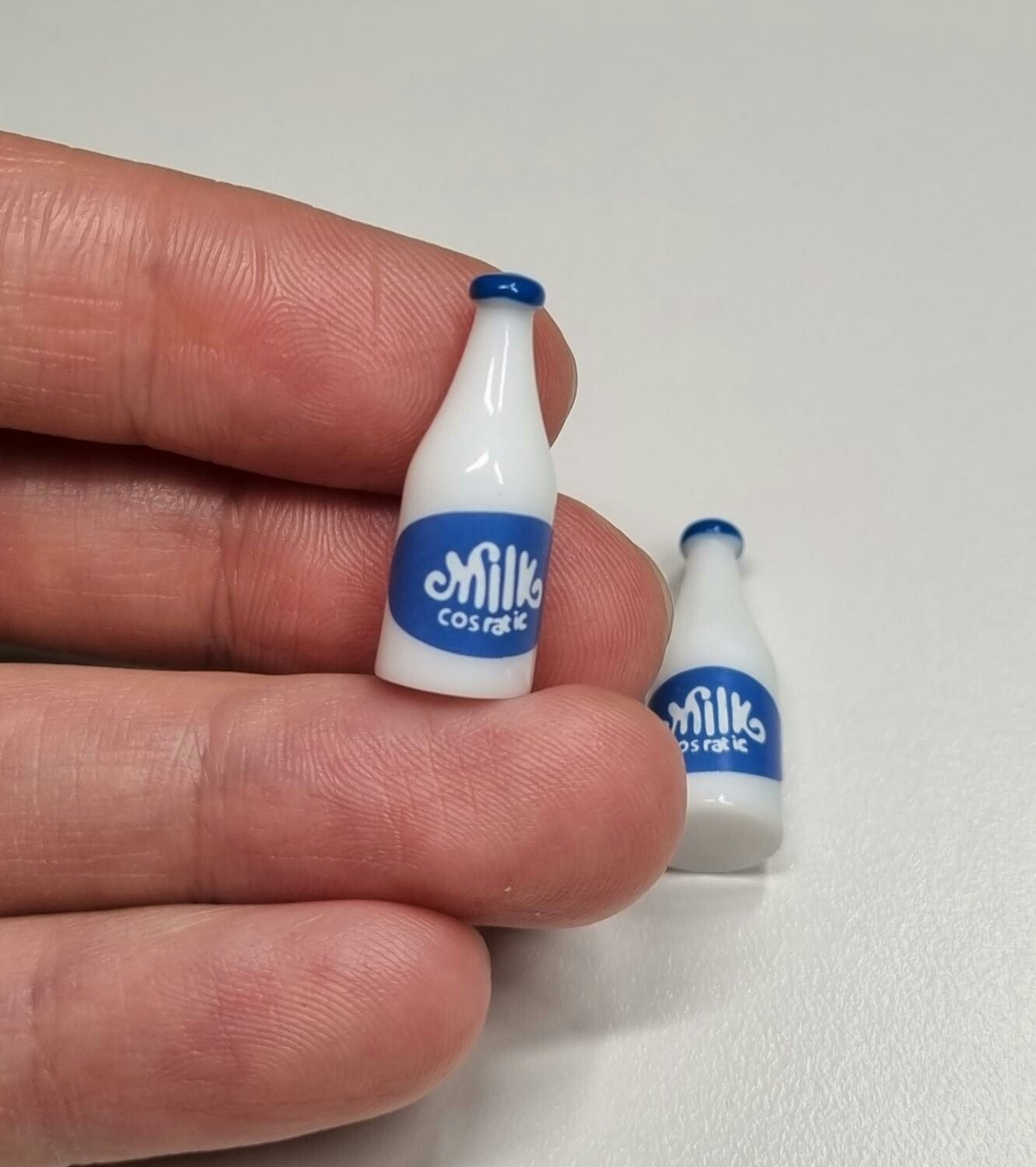 2 st miniatyrer, miniflaskor / flaskor för dockskåpet, tittskåp mm