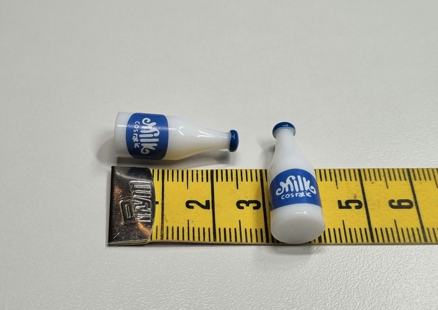 2 st miniatyrer, miniflaskor / flaskor för dockskåpet, tittskåp mm