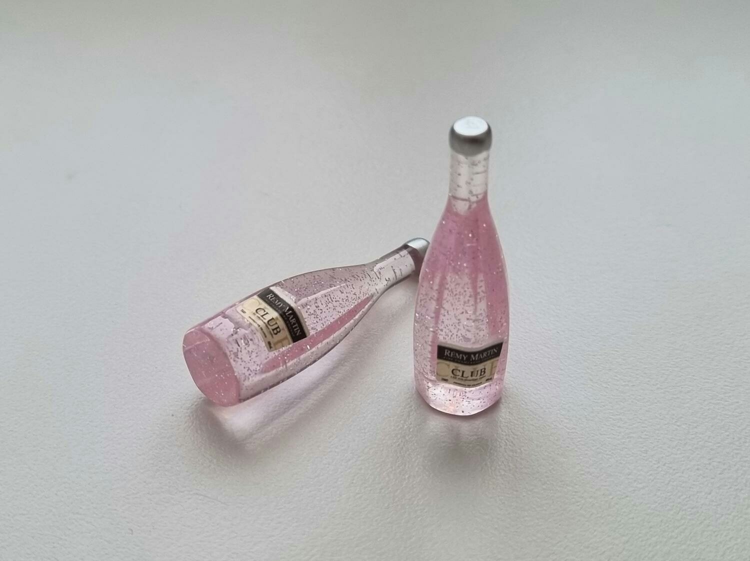 2 st miniatyrer, flaskor / champagneflaskor till dockskåp, tittskåp