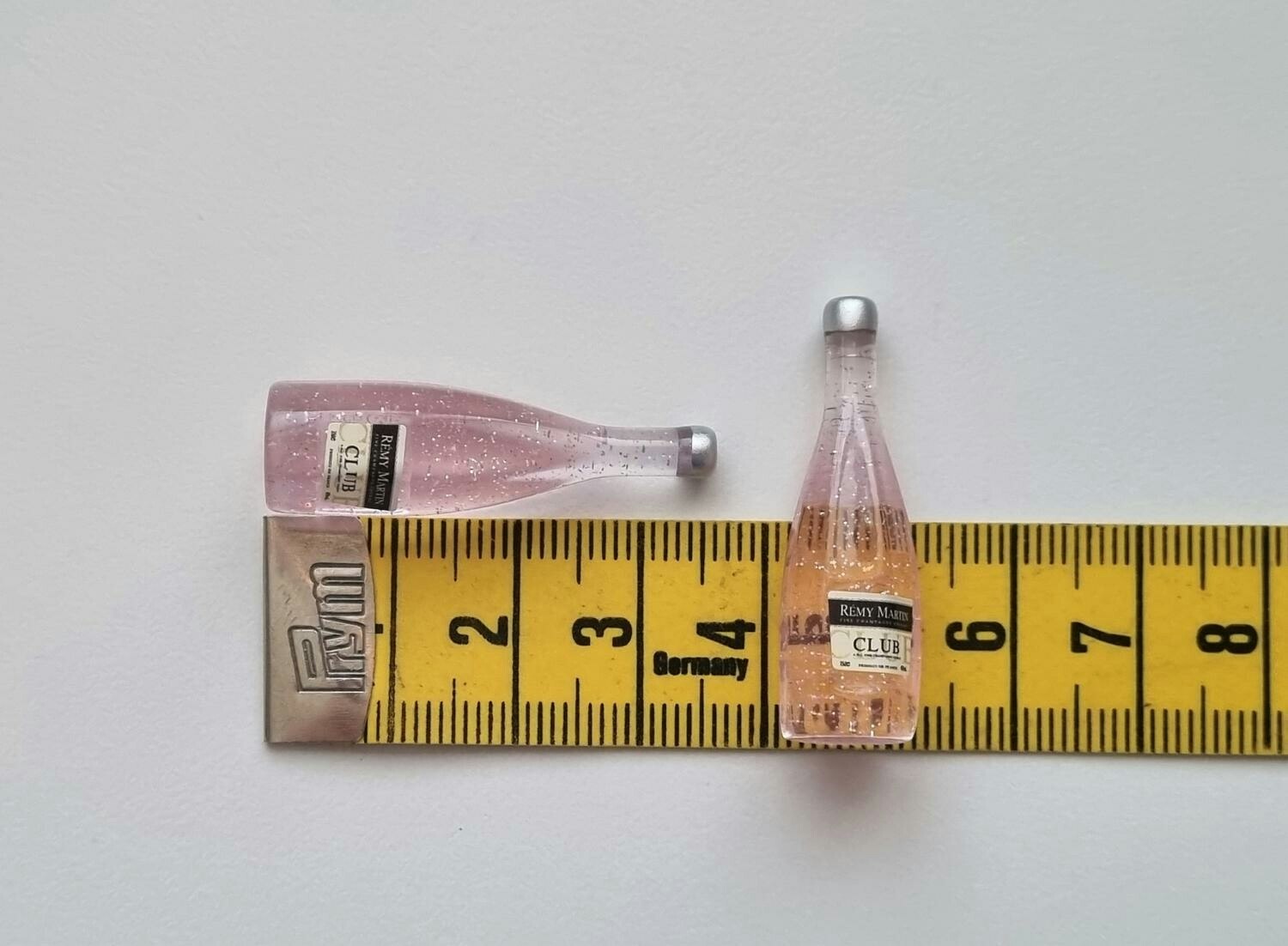 2 st miniatyrer, flaskor / champagneflaskor till dockskåp, tittskåp