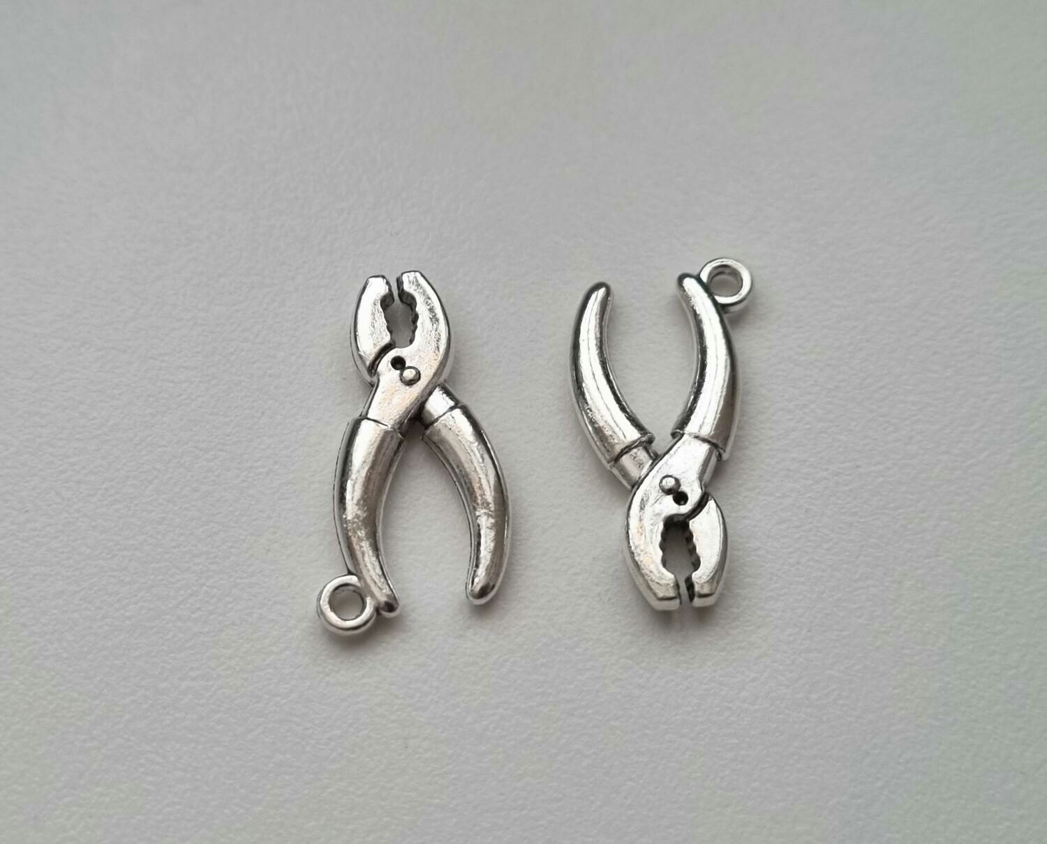 2 st silverfärgade Tänger. Berlocker / hänge / charm