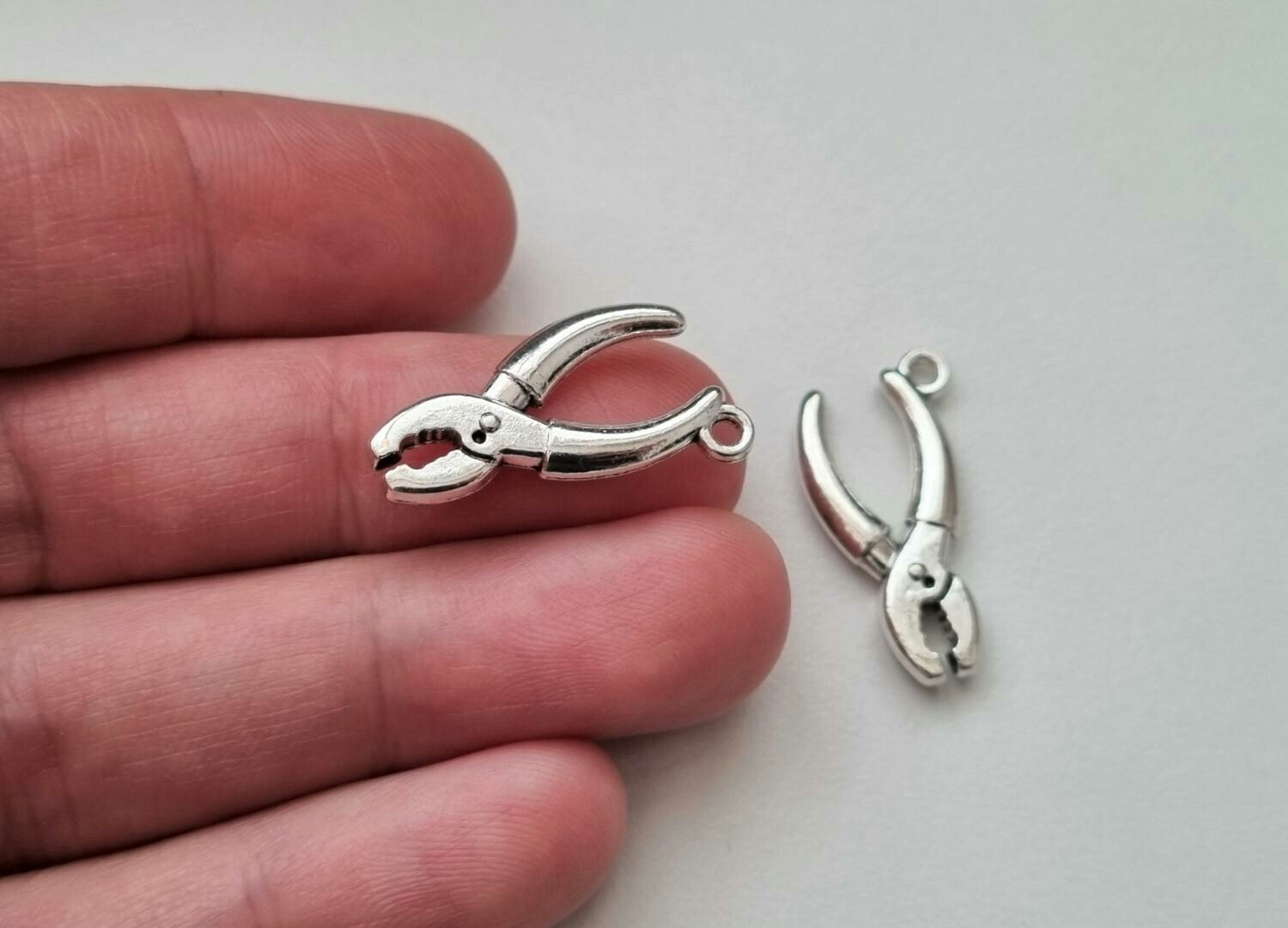 2 st silverfärgade Tänger. Berlocker / hänge / charm