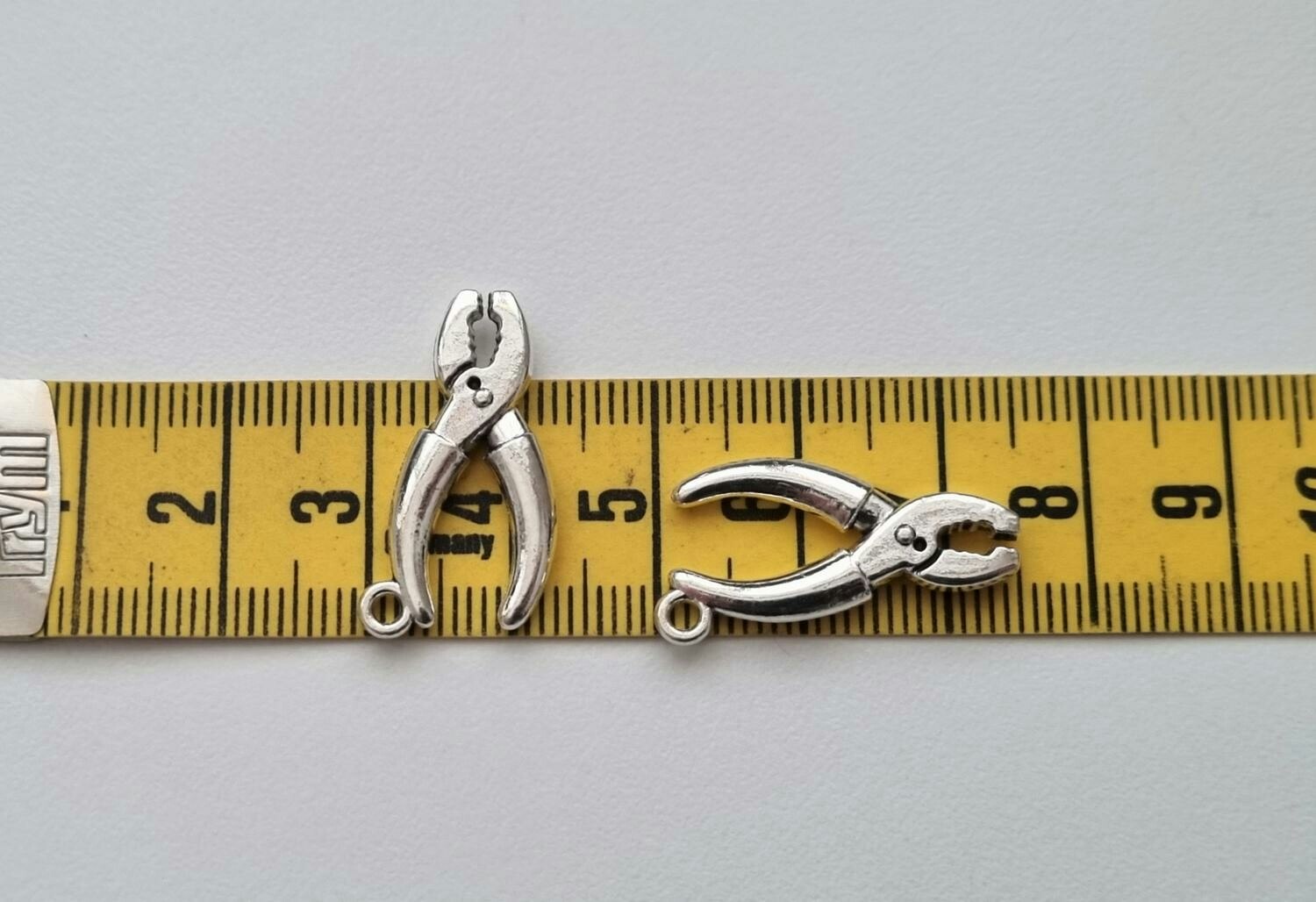 2 st silverfärgade Tänger. Berlocker / hänge / charm