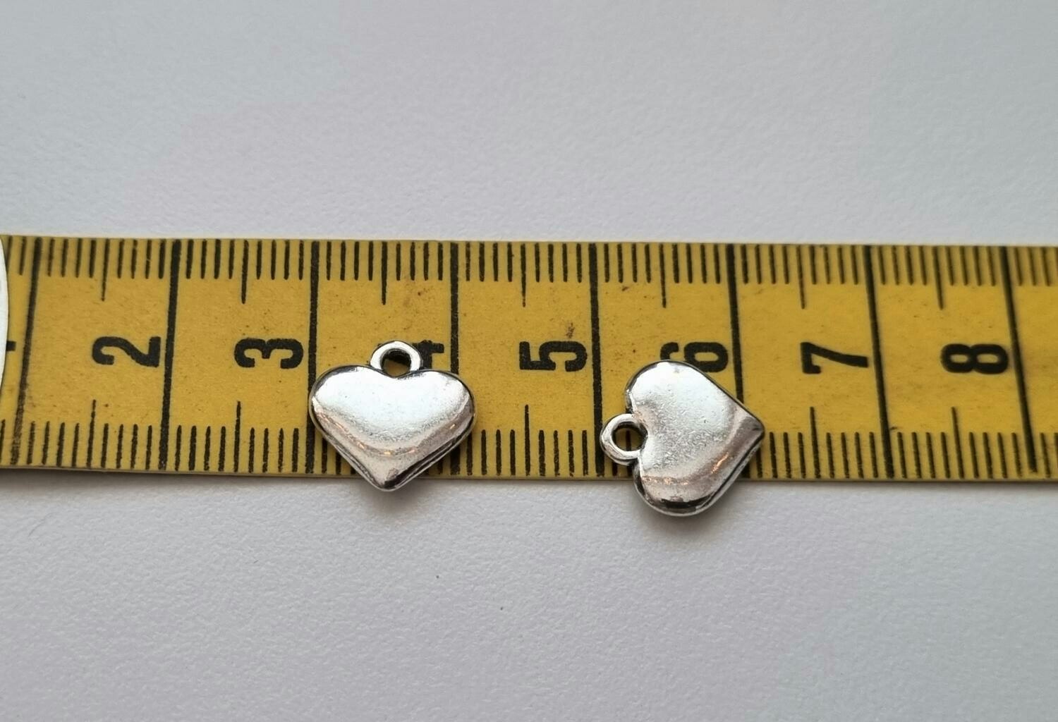 2 st silverfärgade hjärtan. Berlocker / hänge / charm
