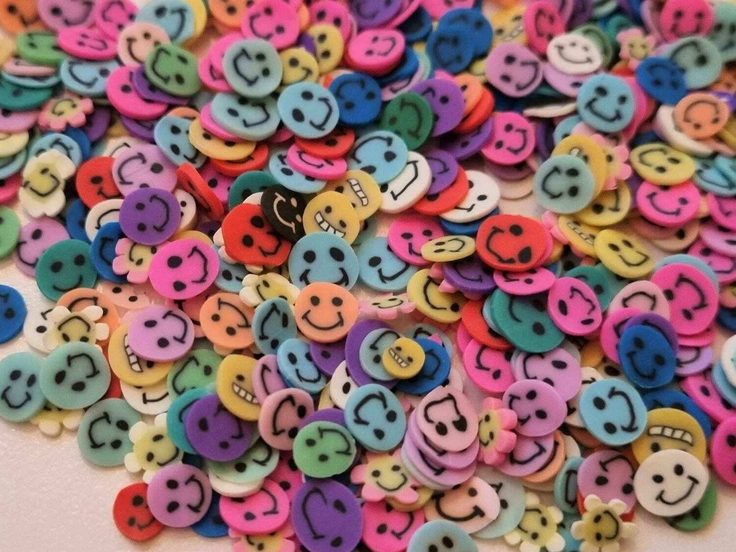 1000 st små smileys av mjuk lera, polymerlera för scrapbooking